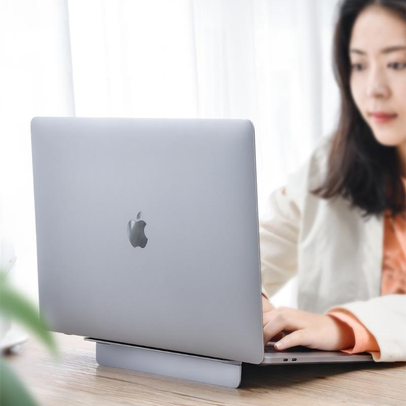 Adjustable desktop laptop stand