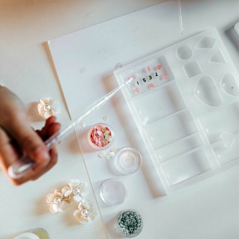 SET FOR THE PRODUCTION OF JEWELERY FROM RESIN (83 PIECES)