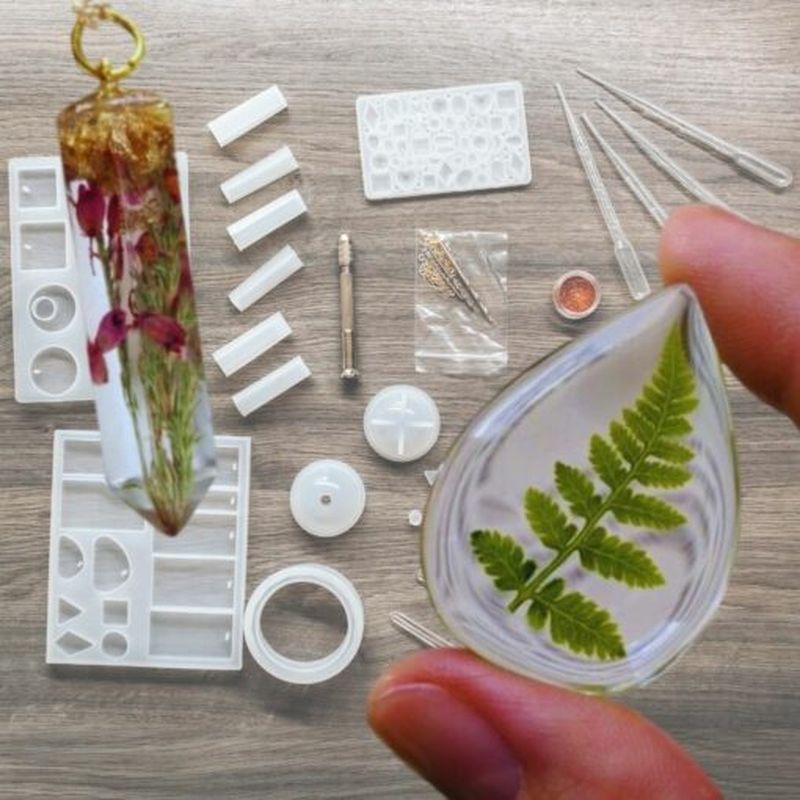 SET FOR THE PRODUCTION OF JEWELERY FROM RESIN (83 PIECES)