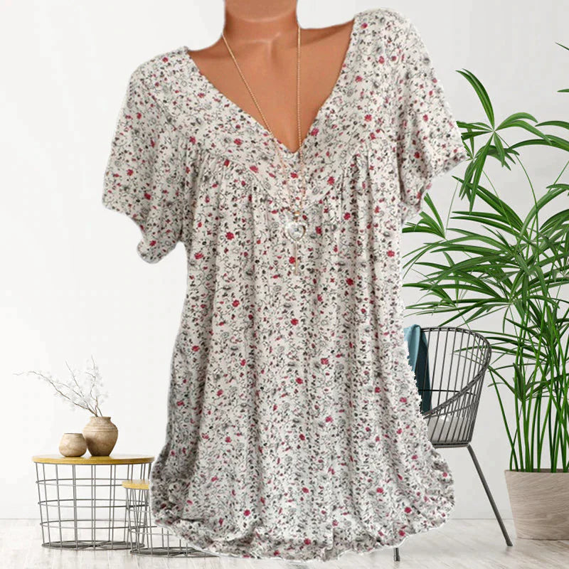 Loose-fitting, relaxed V-neck T-shirt with short sleeves