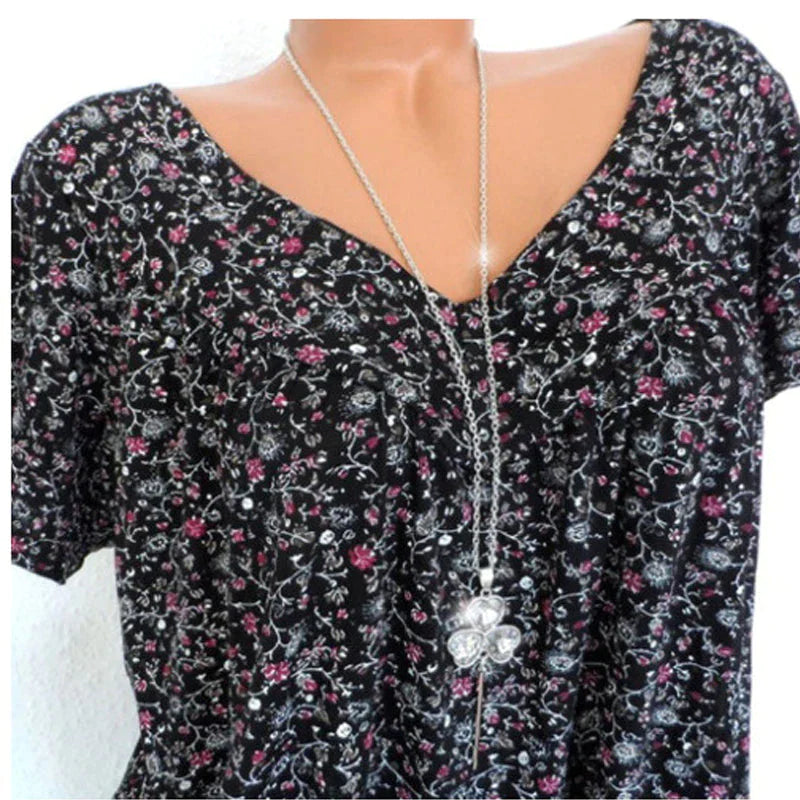 Loose-fitting, relaxed V-neck T-shirt with short sleeves